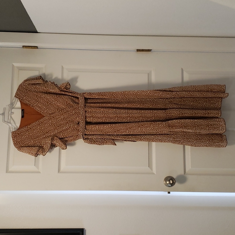 V neck w/ ruffled caps